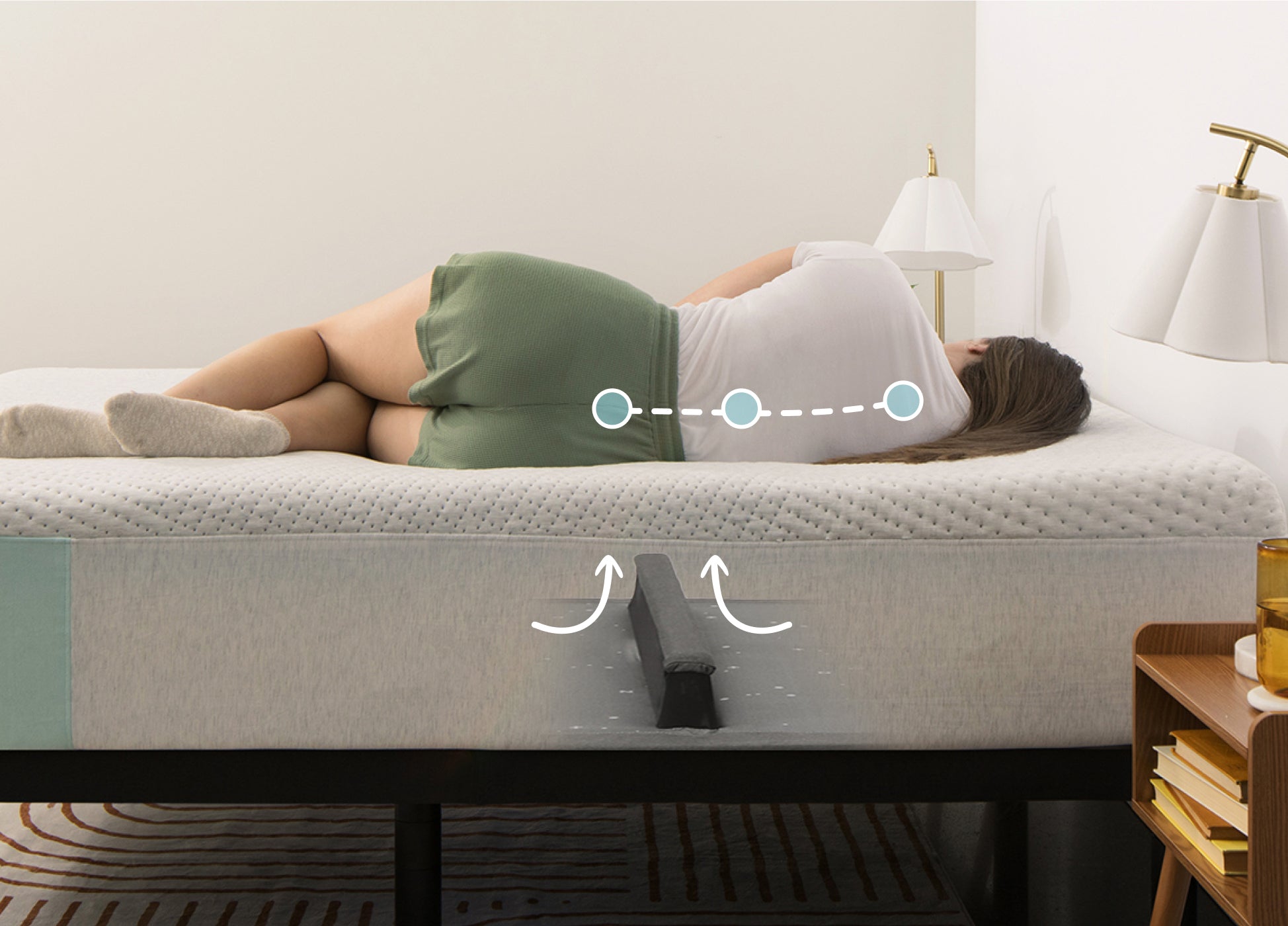 Image of a person lying on her side on the mattress. An illustration on the image demonstrates how the adjustable lumbar gives your lower back the support it needs to wake up feeling refreshed.