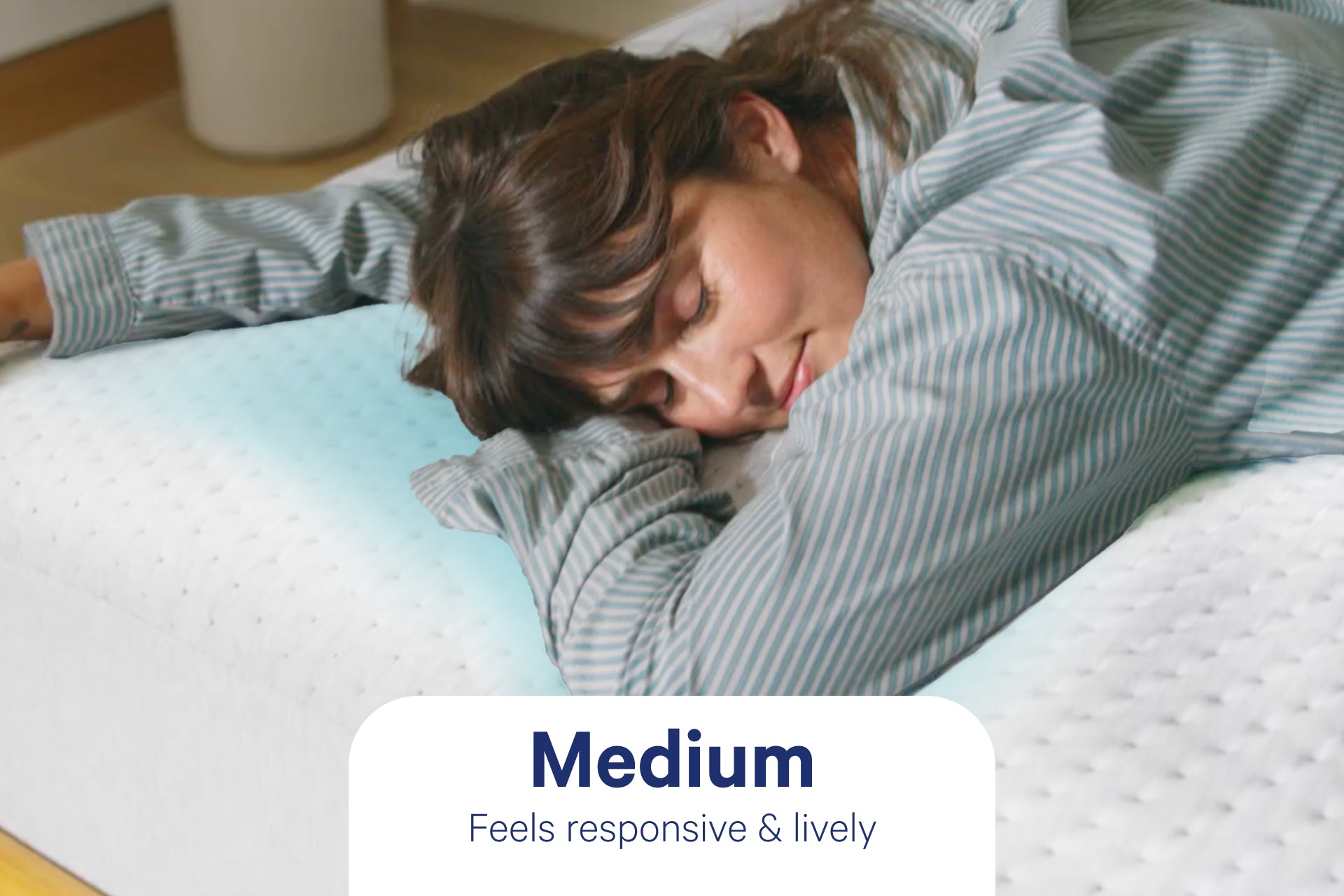 Close-up image of a person lying near the corner of her Casper Dream Mattress with QuickCool™ Cover. A badge on the image referring to the firmness level says "Medium. Feels responsive & lively." A light blue underneath her head indicates the cooling sensation of the QuickCool™ Cover.